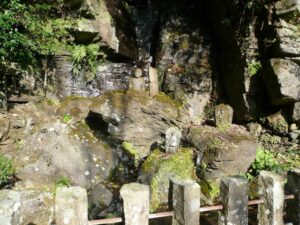 此処で滝に打たれて修行したとの事。