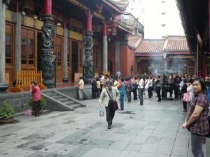 仏教の国ですね、朝から寺院は参拝者が凄いです。